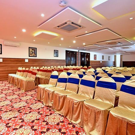 I V Sanctum Hotel Bangalore Bagian luar foto