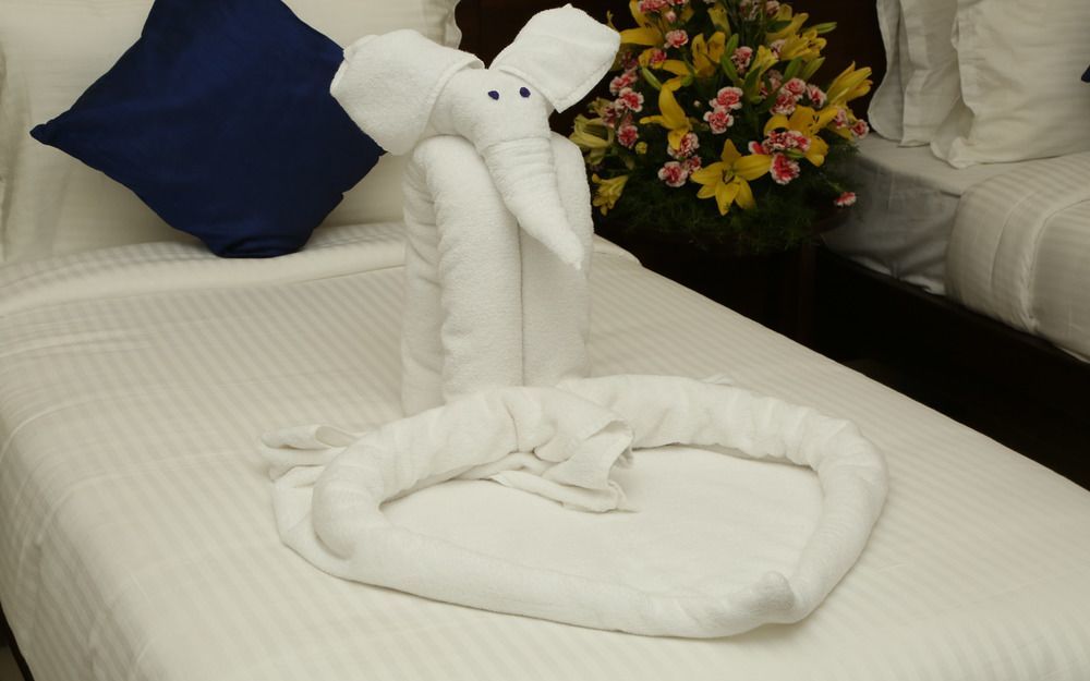 I V Sanctum Hotel Bangalore Bagian luar foto