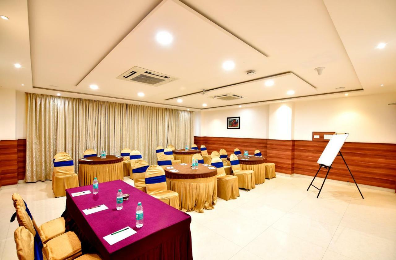 I V Sanctum Hotel Bangalore Bagian luar foto