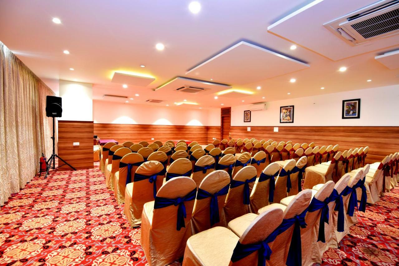 I V Sanctum Hotel Bangalore Bagian luar foto