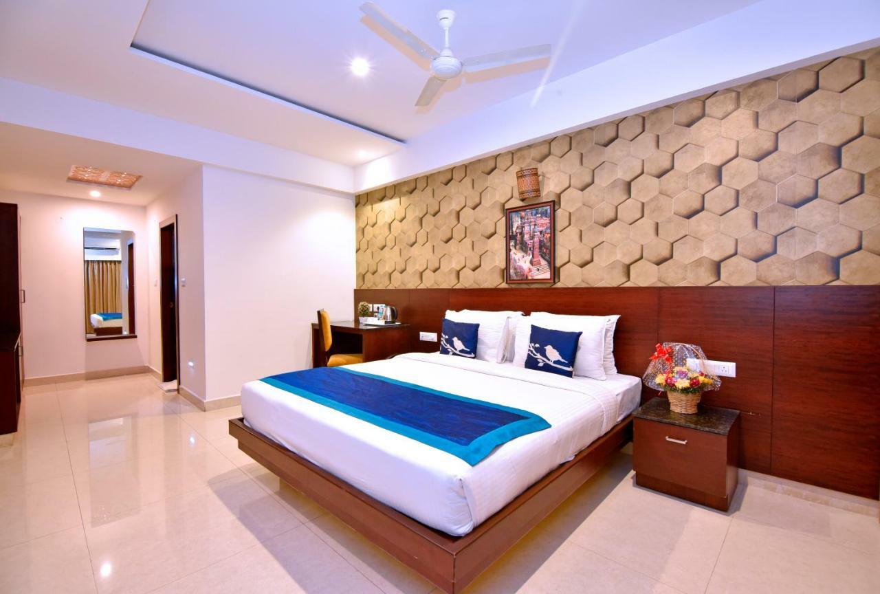 I V Sanctum Hotel Bangalore Bagian luar foto