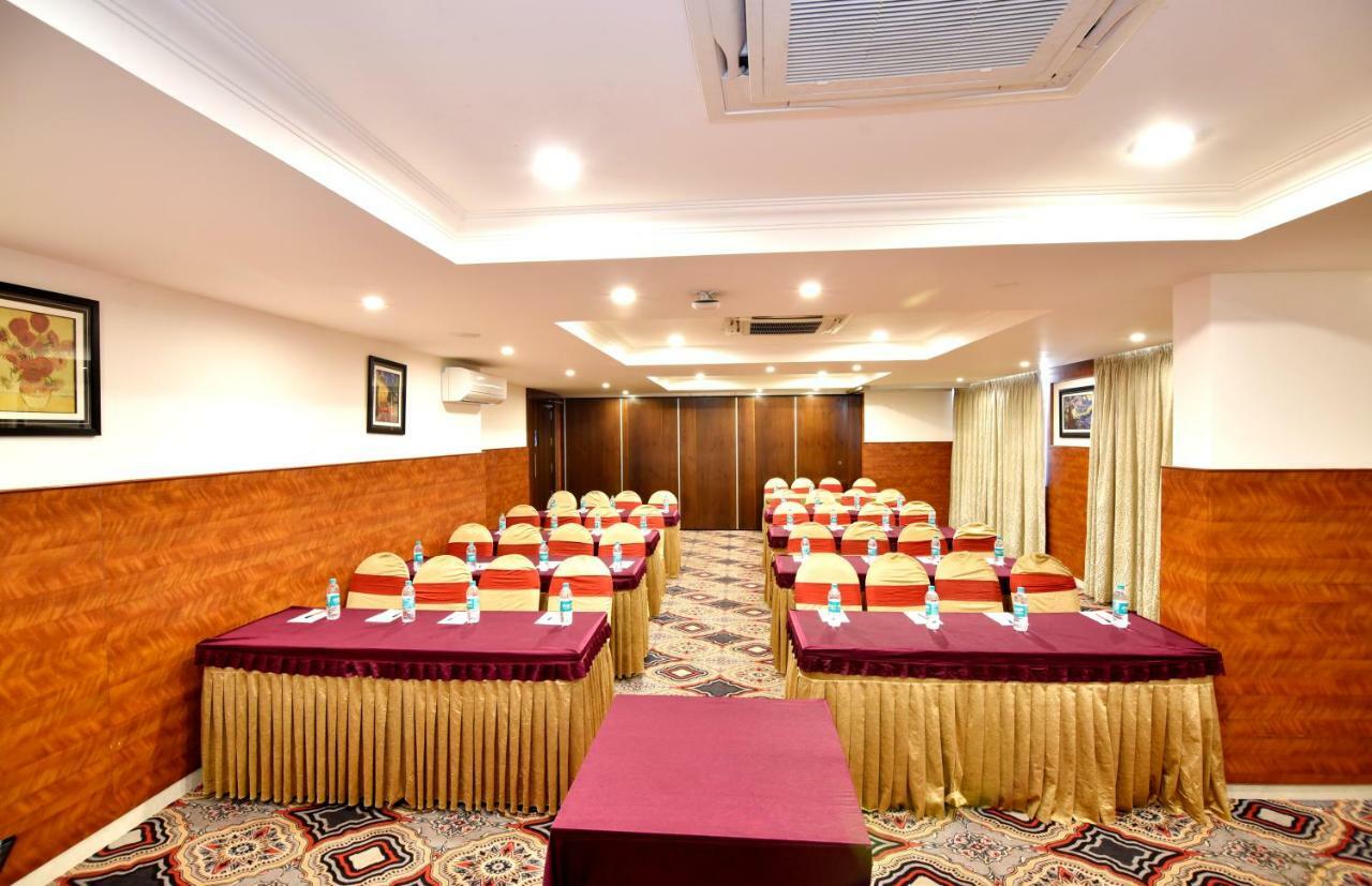 I V Sanctum Hotel Bangalore Bagian luar foto