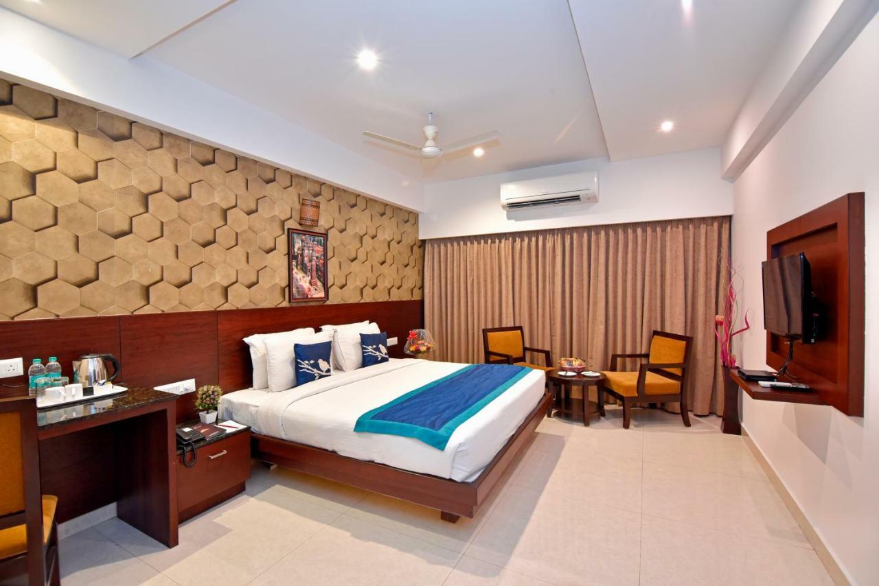 I V Sanctum Hotel Bangalore Bagian luar foto