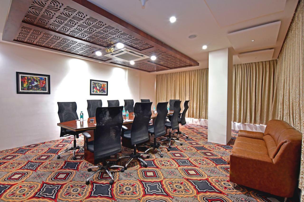 I V Sanctum Hotel Bangalore Bagian luar foto