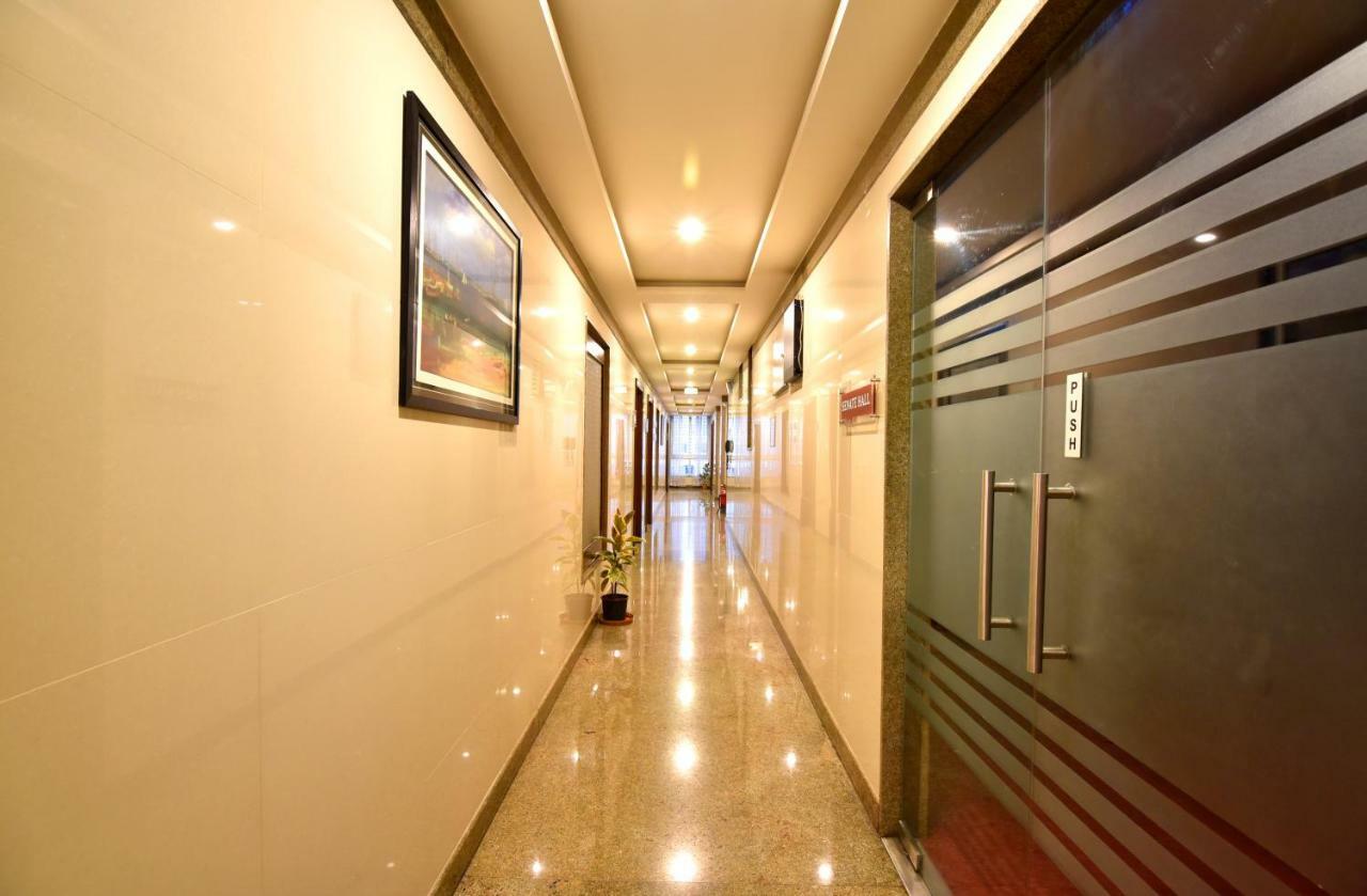 I V Sanctum Hotel Bangalore Bagian luar foto