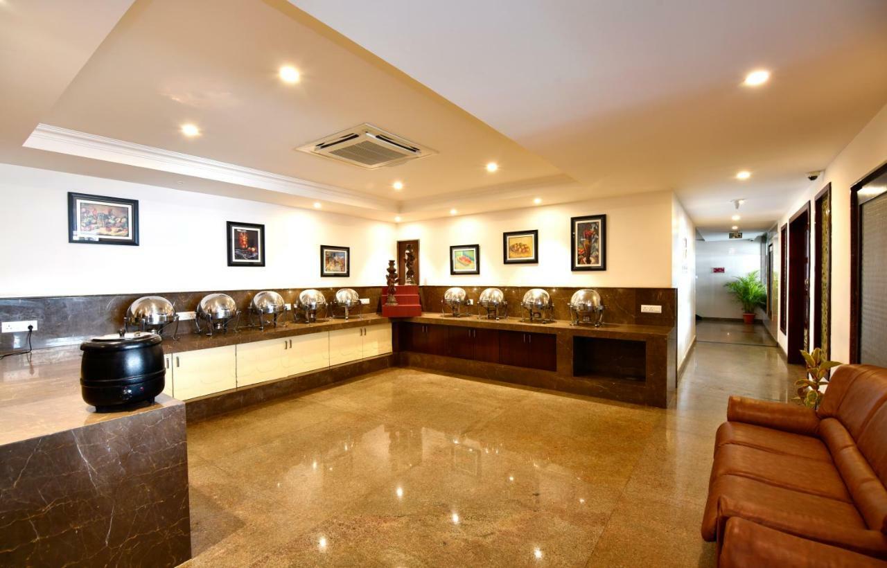 I V Sanctum Hotel Bangalore Bagian luar foto