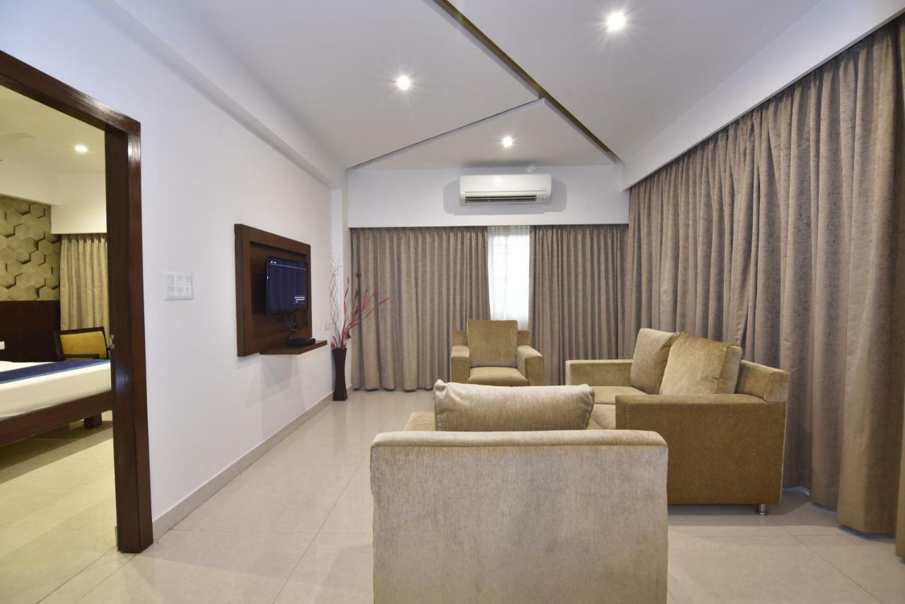 I V Sanctum Hotel Bangalore Bagian luar foto