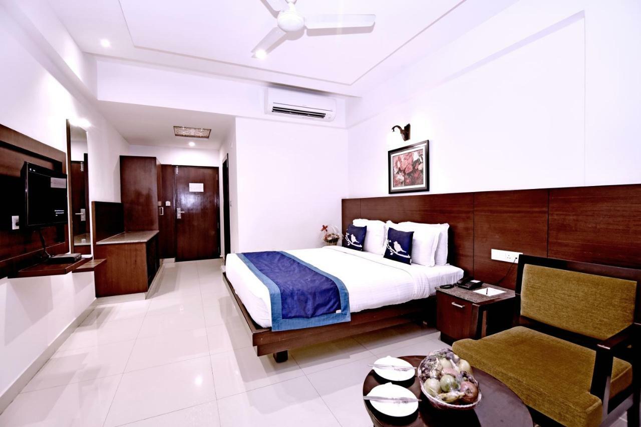 I V Sanctum Hotel Bangalore Bagian luar foto