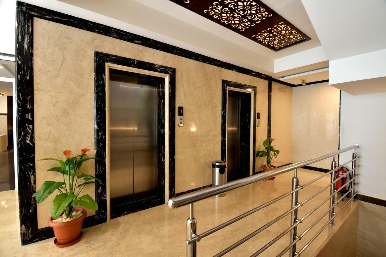 I V Sanctum Hotel Bangalore Bagian luar foto