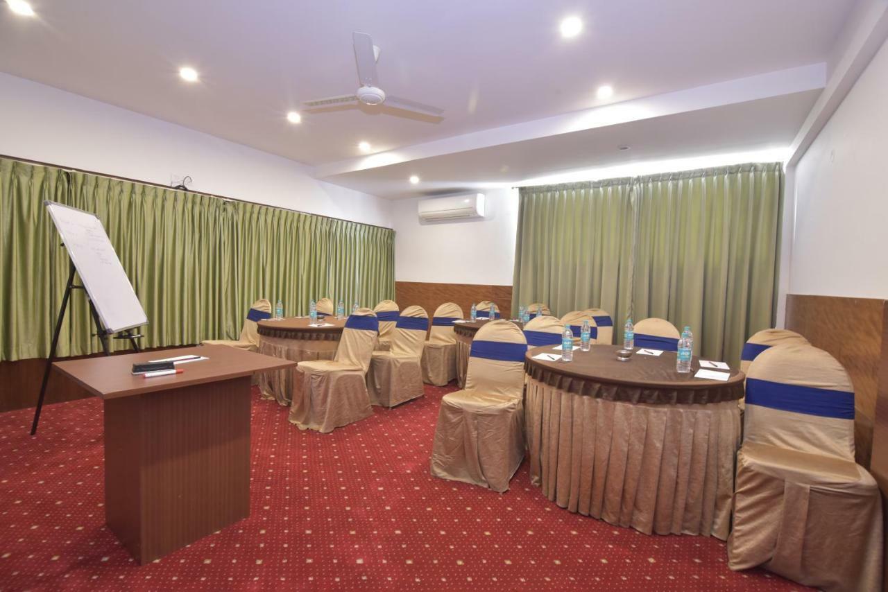 I V Sanctum Hotel Bangalore Bagian luar foto